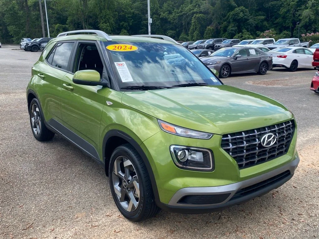 Used 2024 Green Hyundai SEL image 1