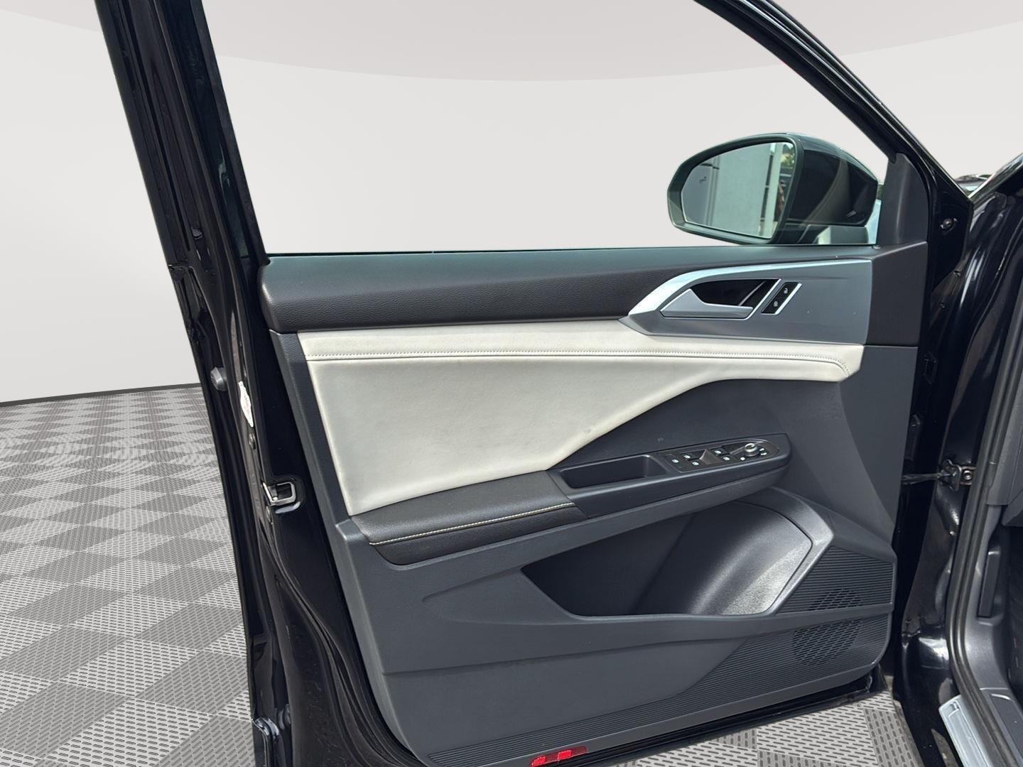 Used 2025 Deep Black Pearl Volkswagen SE image 26