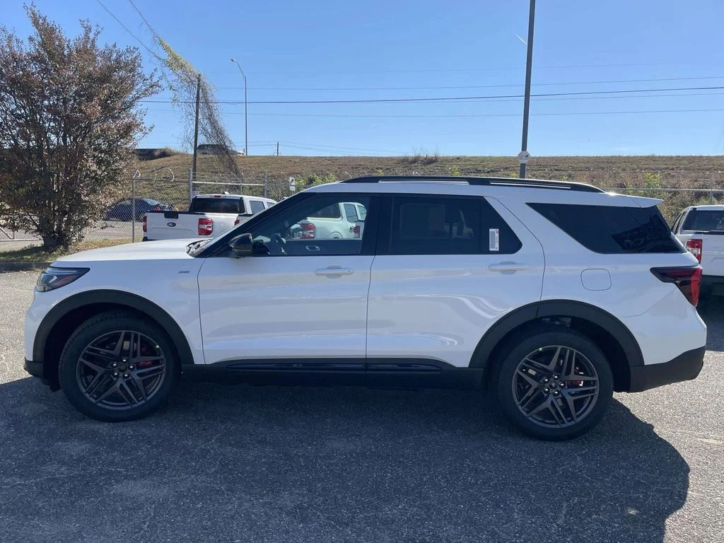 New 2026 Star White Metallic Tri-Coat Ford ST-Line image 6