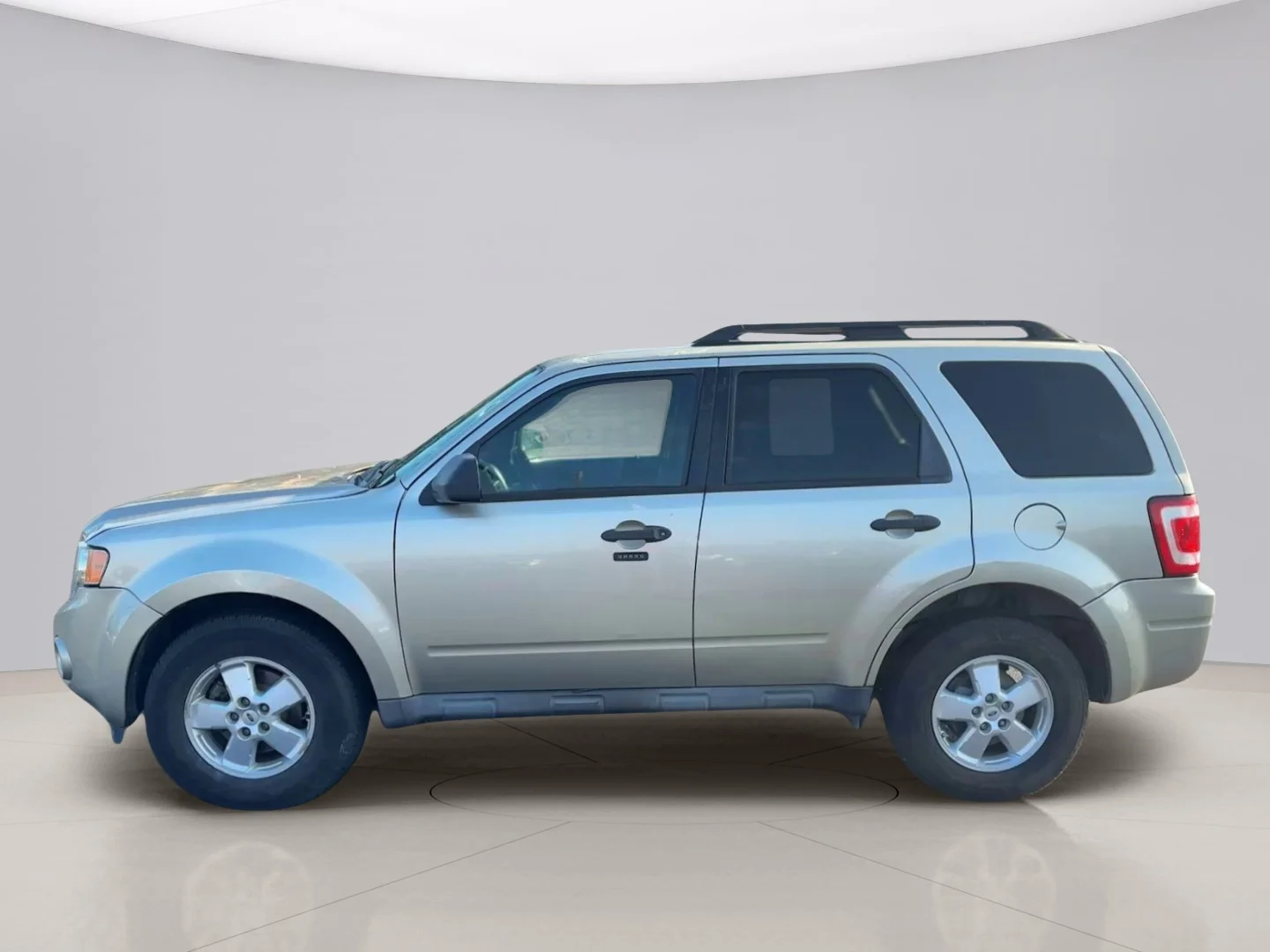 Used 2010 Gold Ford XLT image 2