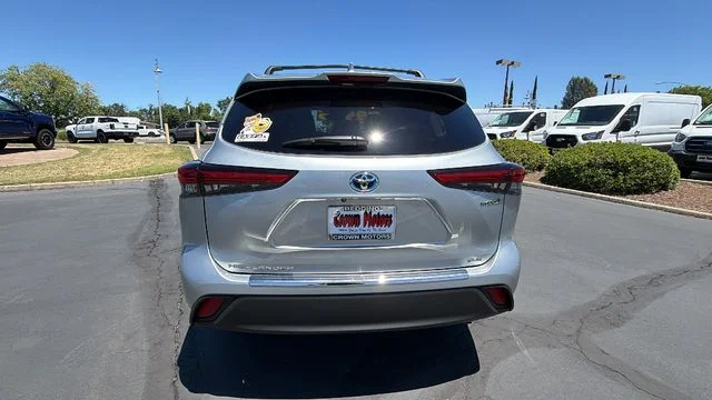 Used 2021 Silver Toyota XLE image 5