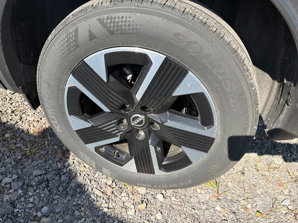 Used 2025 Gray Nissan SV image 7