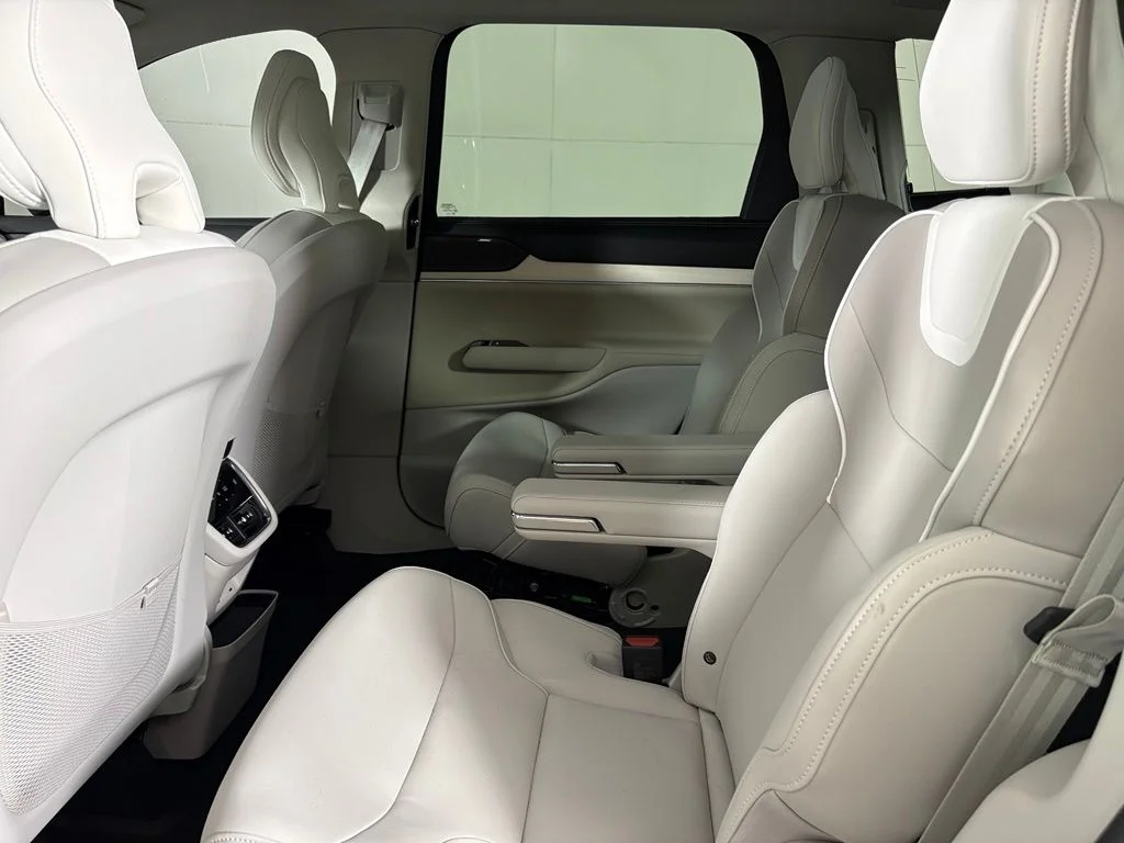 New 2026 Crystal White Volvo Plus image 32