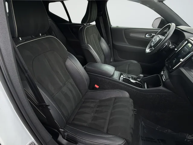 Used 2019 White Volvo R-Design image 10
