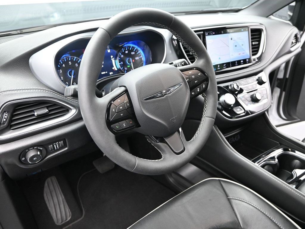 Used 2025 Bright White Clearcoat Chrysler Limited image 15