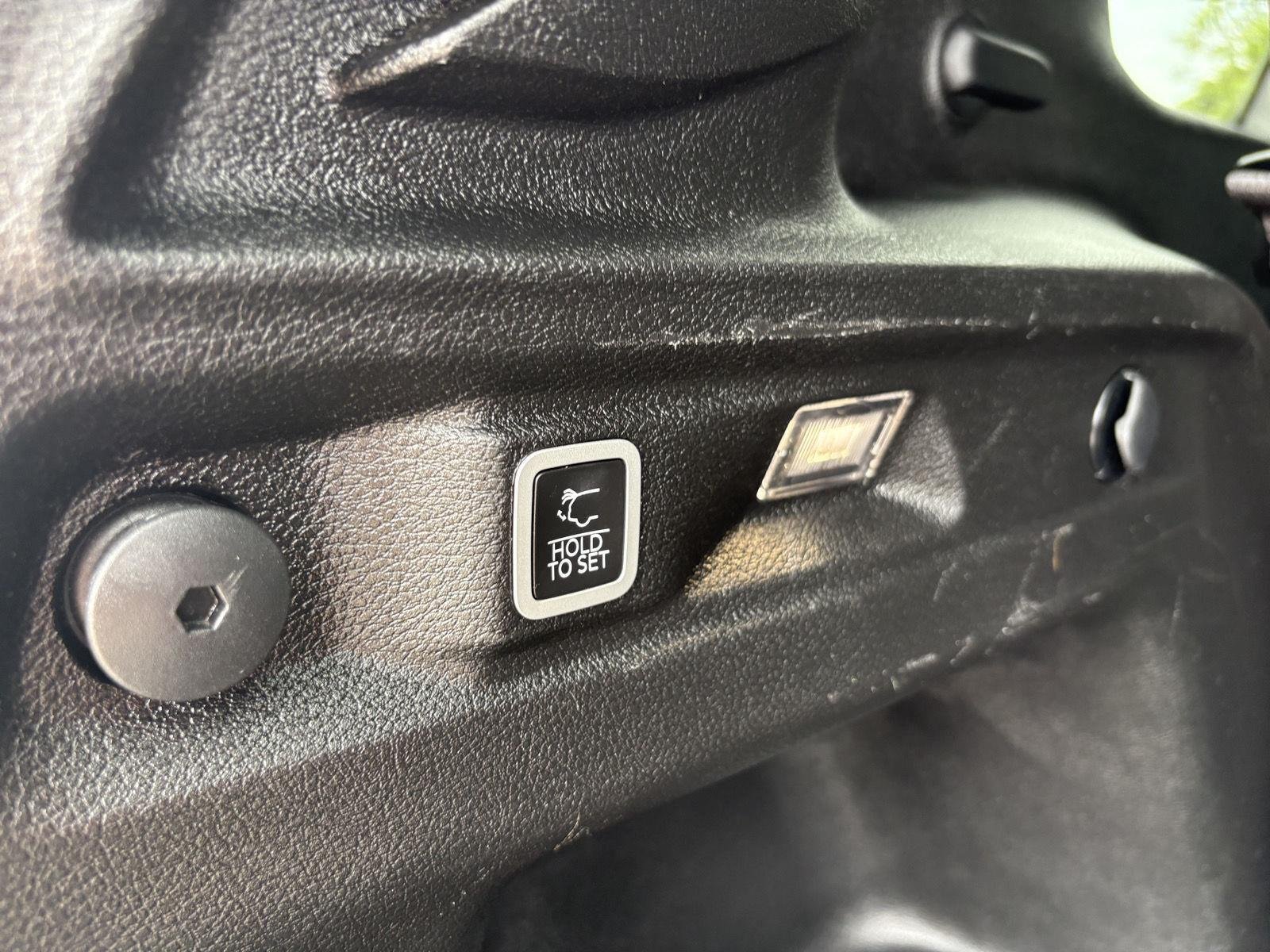Used 2023 Diamond Black Crystal Pearlcoat Jeep Altitude image 32