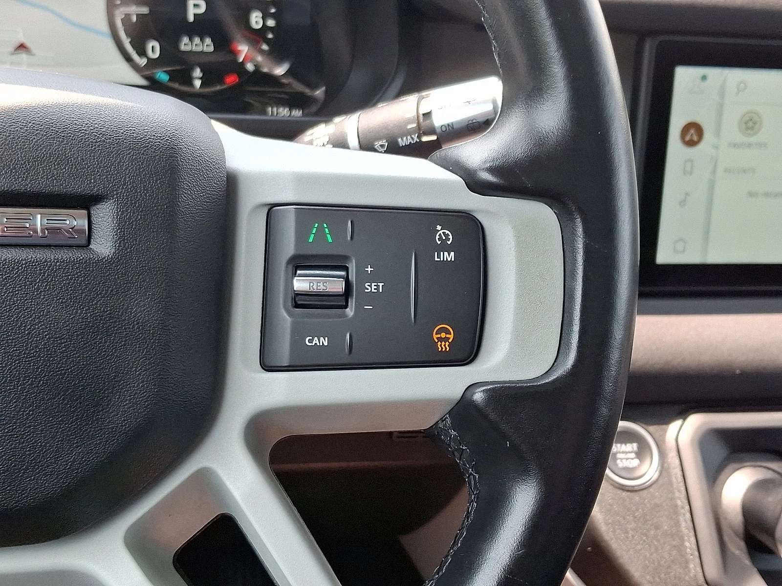 Used 2022 Eiger Grey Metallic   1Df Land Rover SE image 38