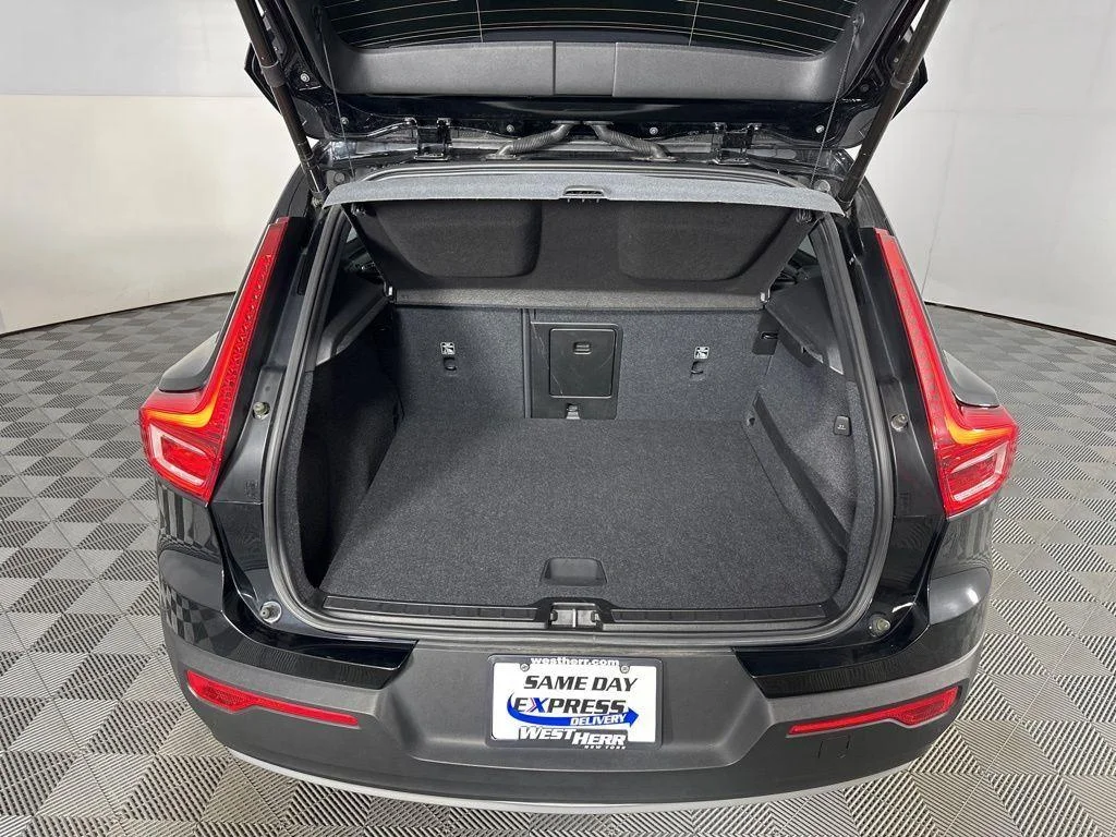Used 2020 Black Stone Volvo Momentum image 10