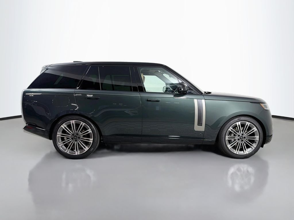 New 2027 Belgravia Green Land Rover SE image 4