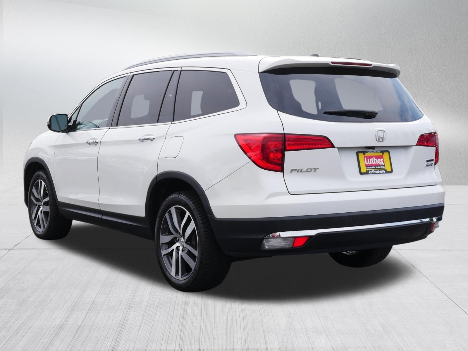 Used 2017 White Diamond Pearl Honda Touring image 5