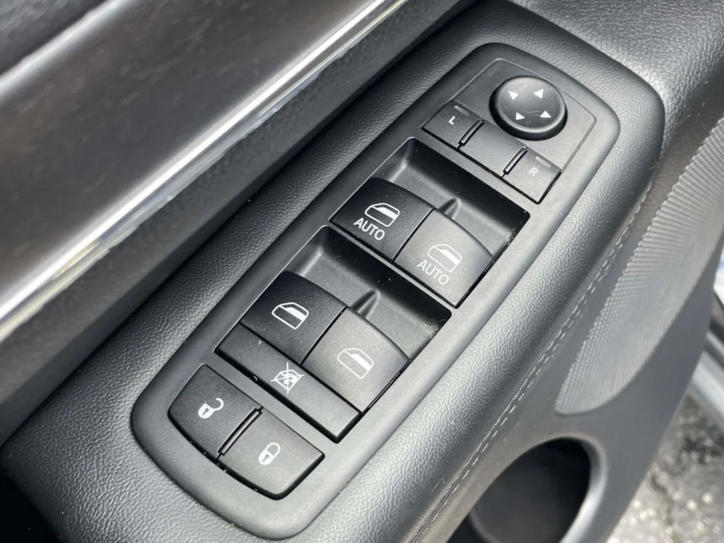 Used 2018 Blue Jeep Limited image 25