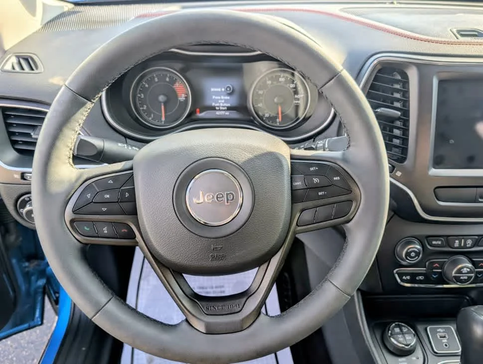 Used 2022 Hydro Blue Pearl Coat Jeep Trailhawk image 11