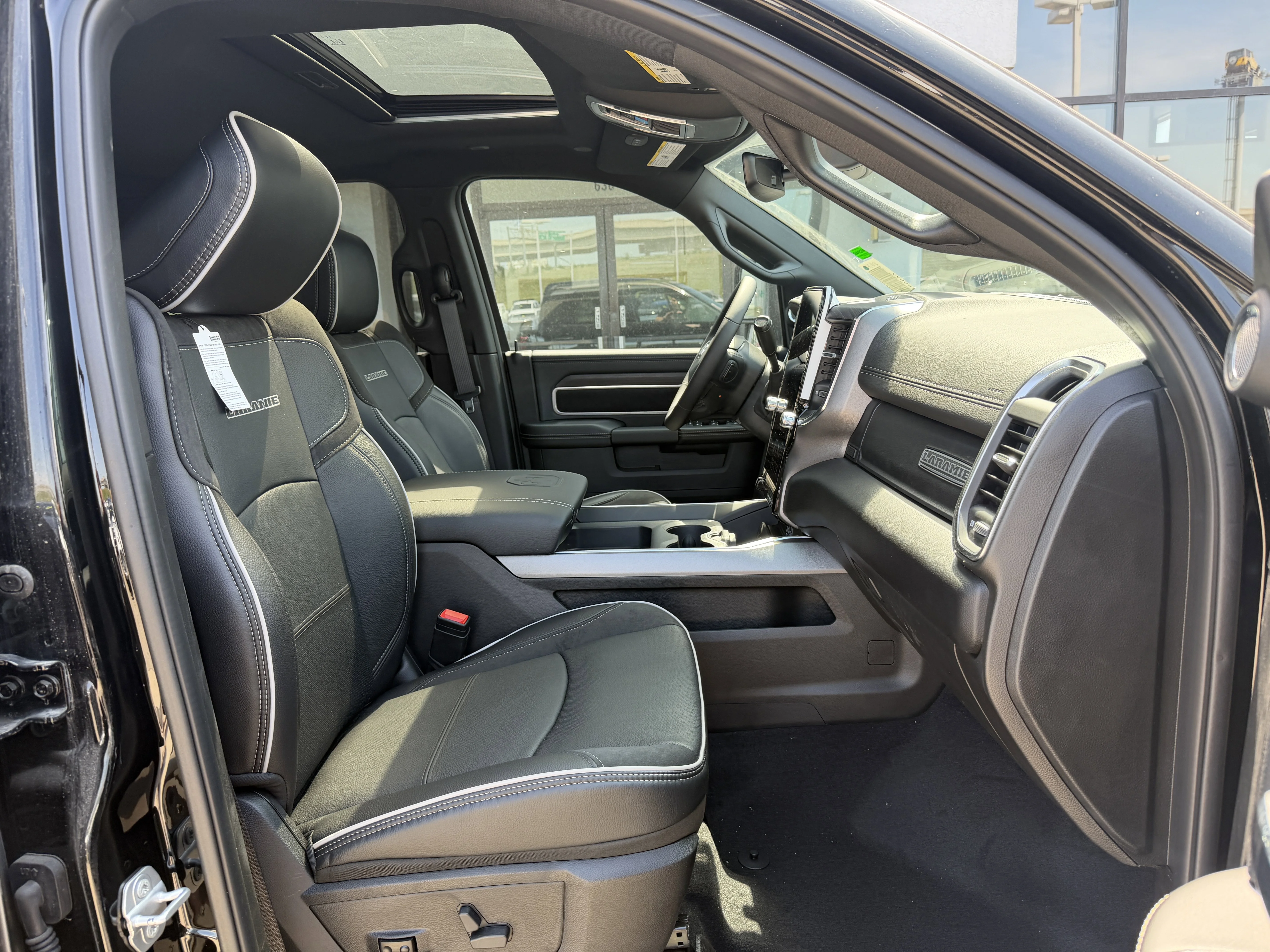 New 2026 Diamond Black Crystal Pearl-Coat Exterior Paint RAM Laramie image 22
