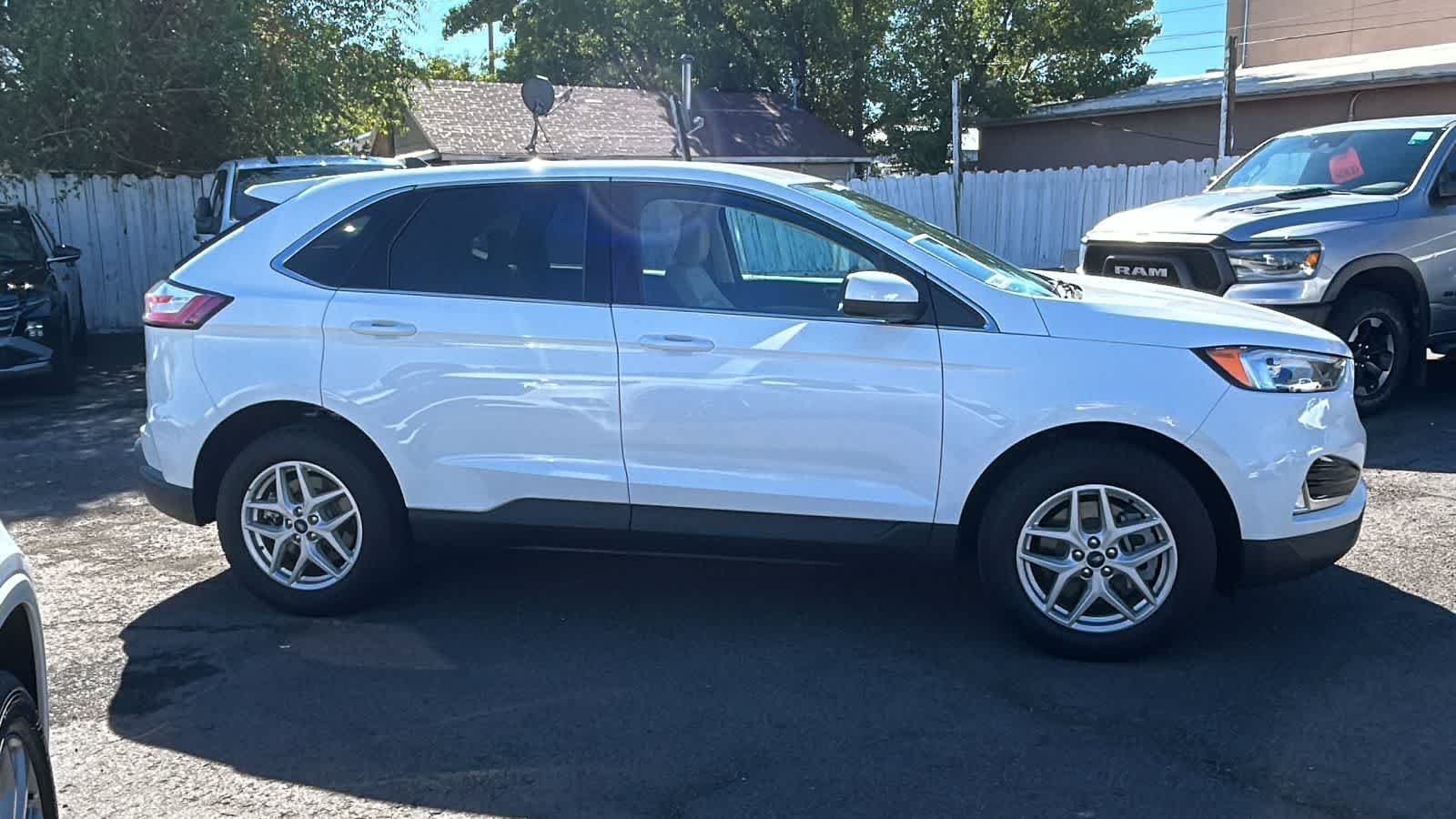 Used 2021 Oxford White Ford SEL image 4