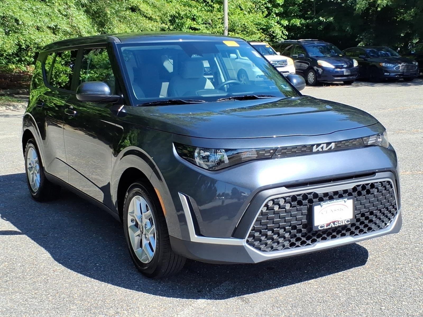 Used 2025  KIA  image 6