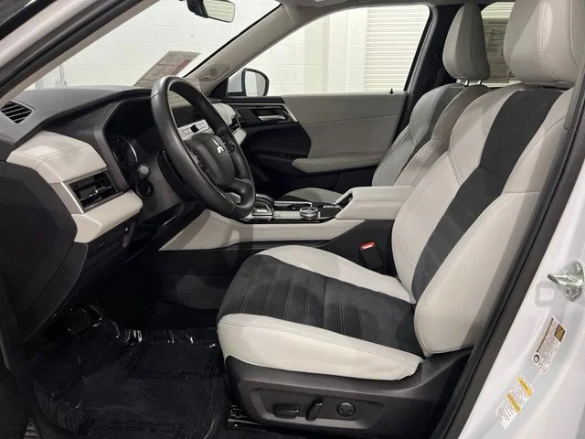 Used 2025 White Mitsubishi SE image 9