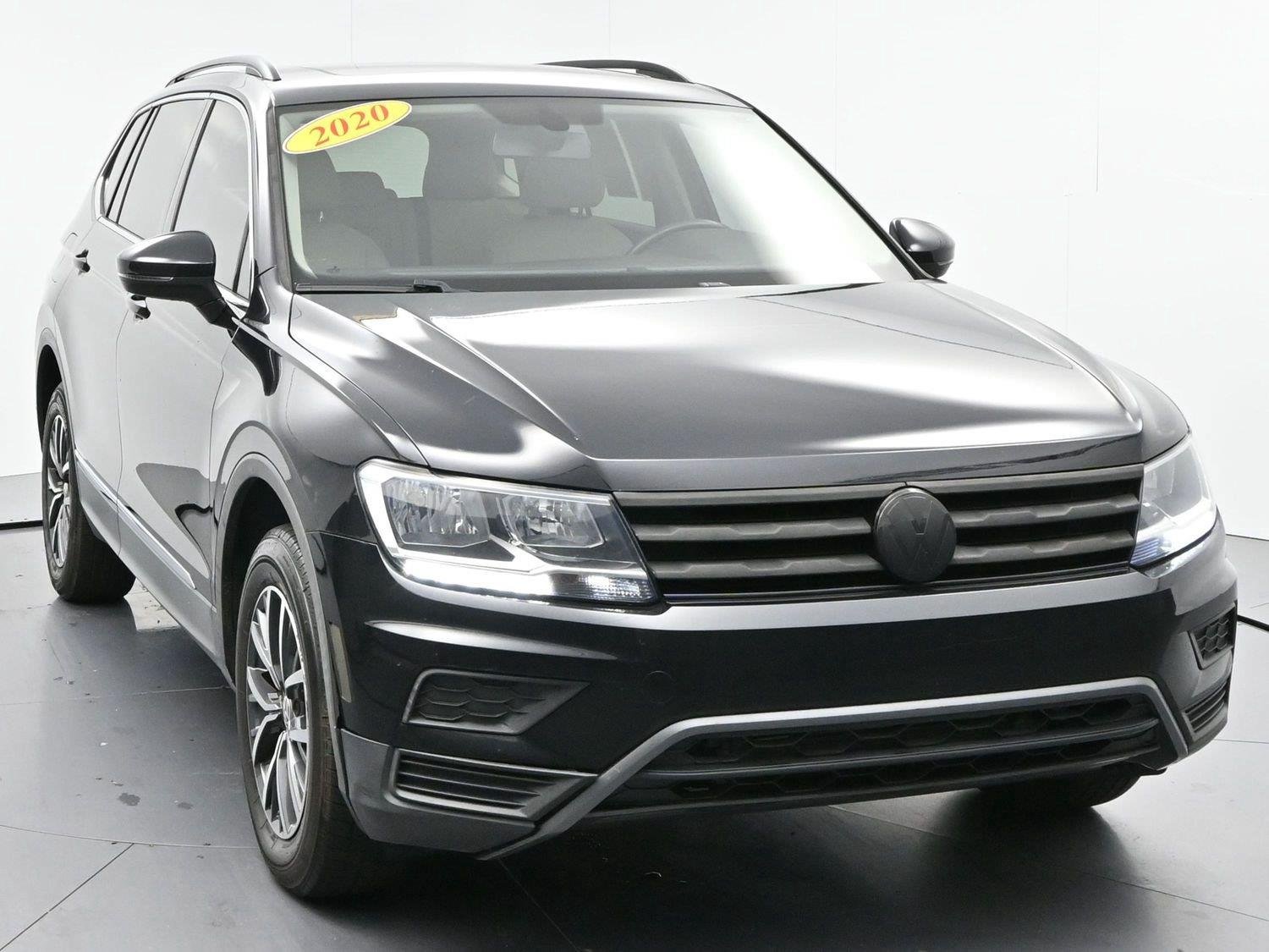 Used 2020 Deep Black Pearl Volkswagen SE image 2