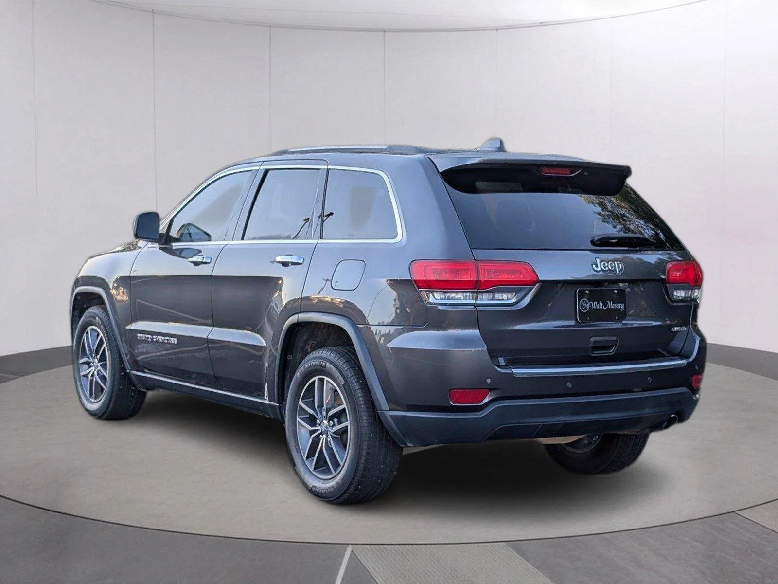 Used 2018 Granite Crystal Metallic Clearcoat Jeep Limited image 3