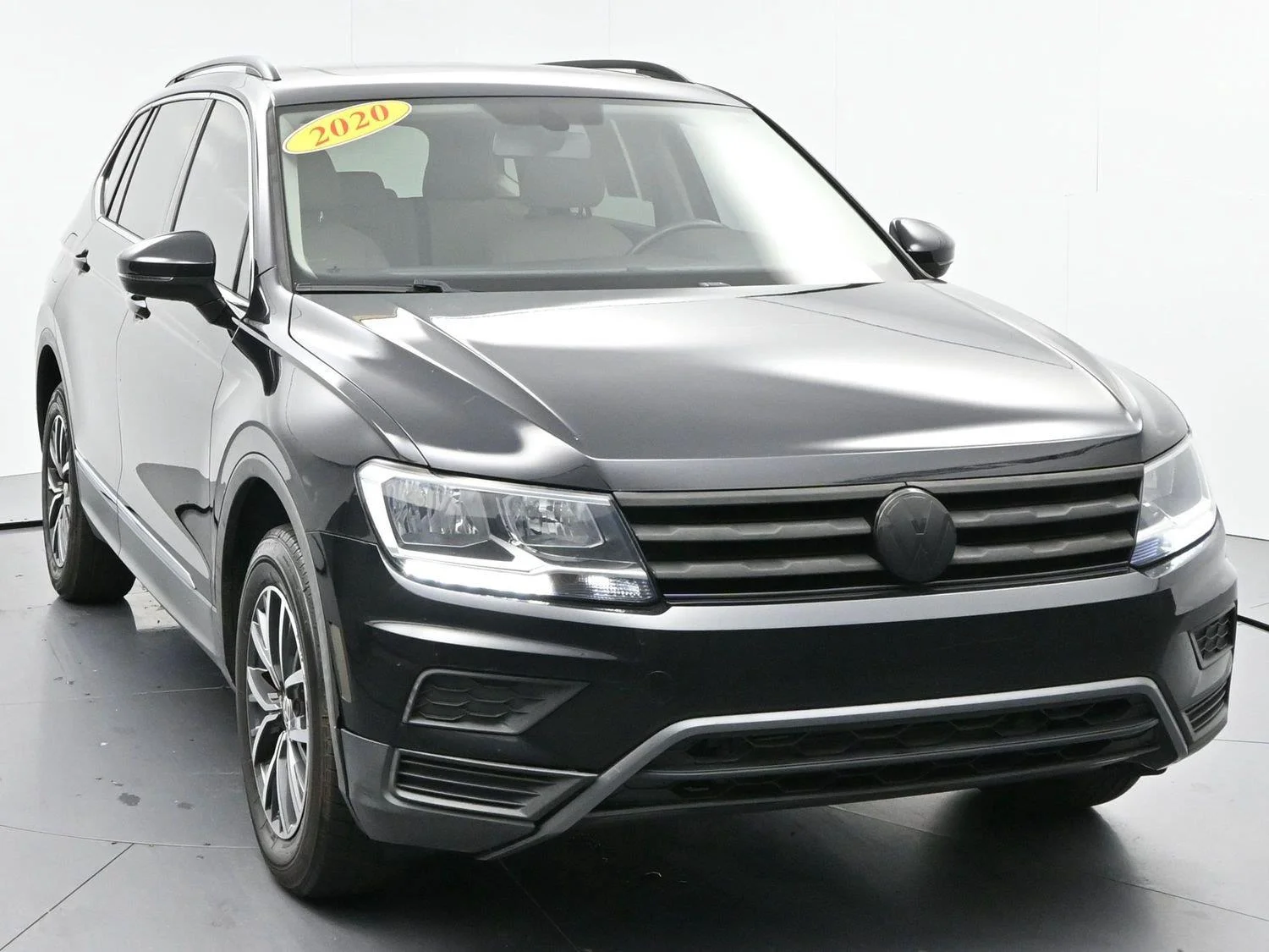 Used 2020 Deep Black Pearl Volkswagen SE image 2