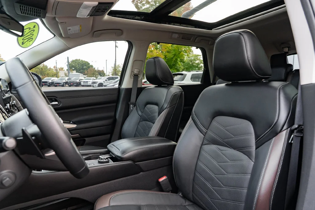 Used 2025 Black Nissan Platinum image 23