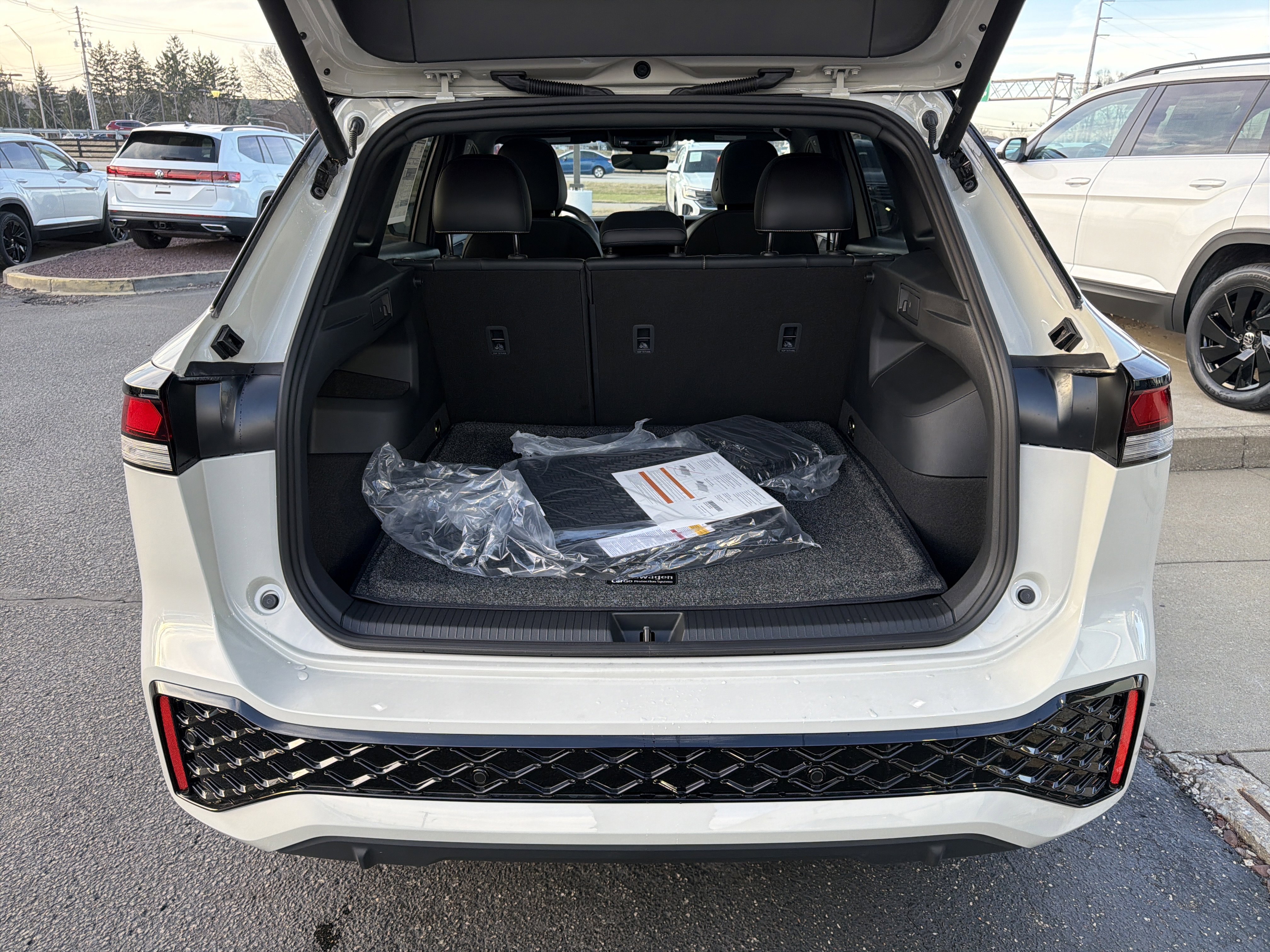 New 2026 Sandstone w/Deep Black Roof Volkswagen SE R-Line Black image 28