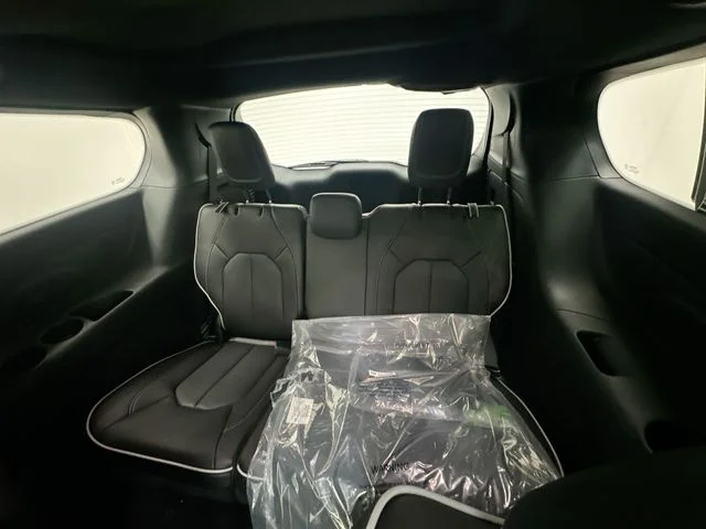 New 2026 Diamond Black Crystal Pearl-Coat Exterior Paint Chrysler Limited image 27