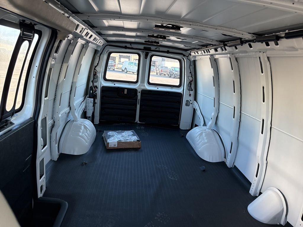2025 Chevrolet Express Cargo Work Van - Photo 13