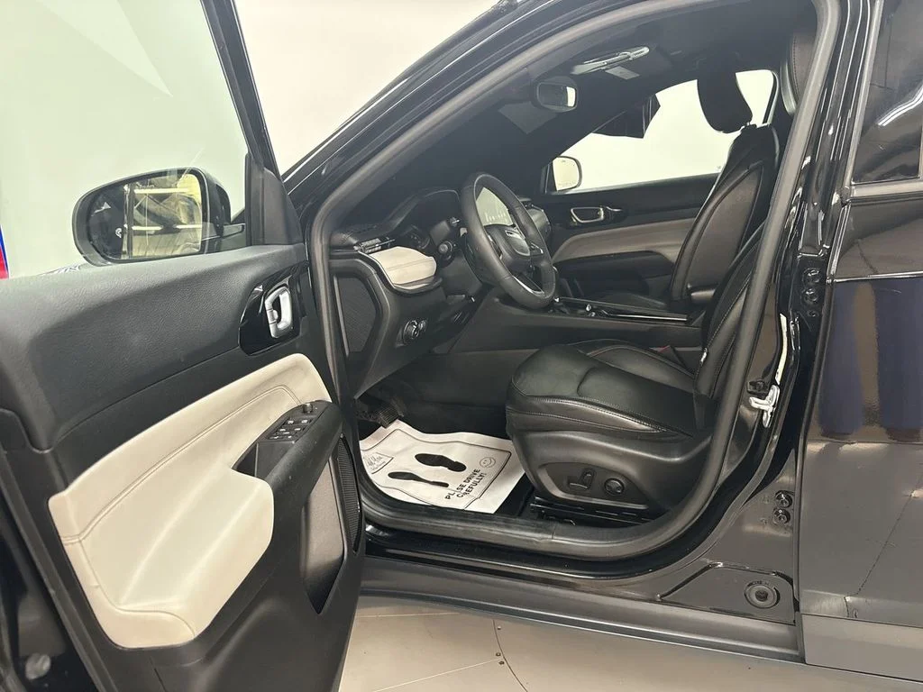 Used 2023 Diamond Black Jeep Limited image 11