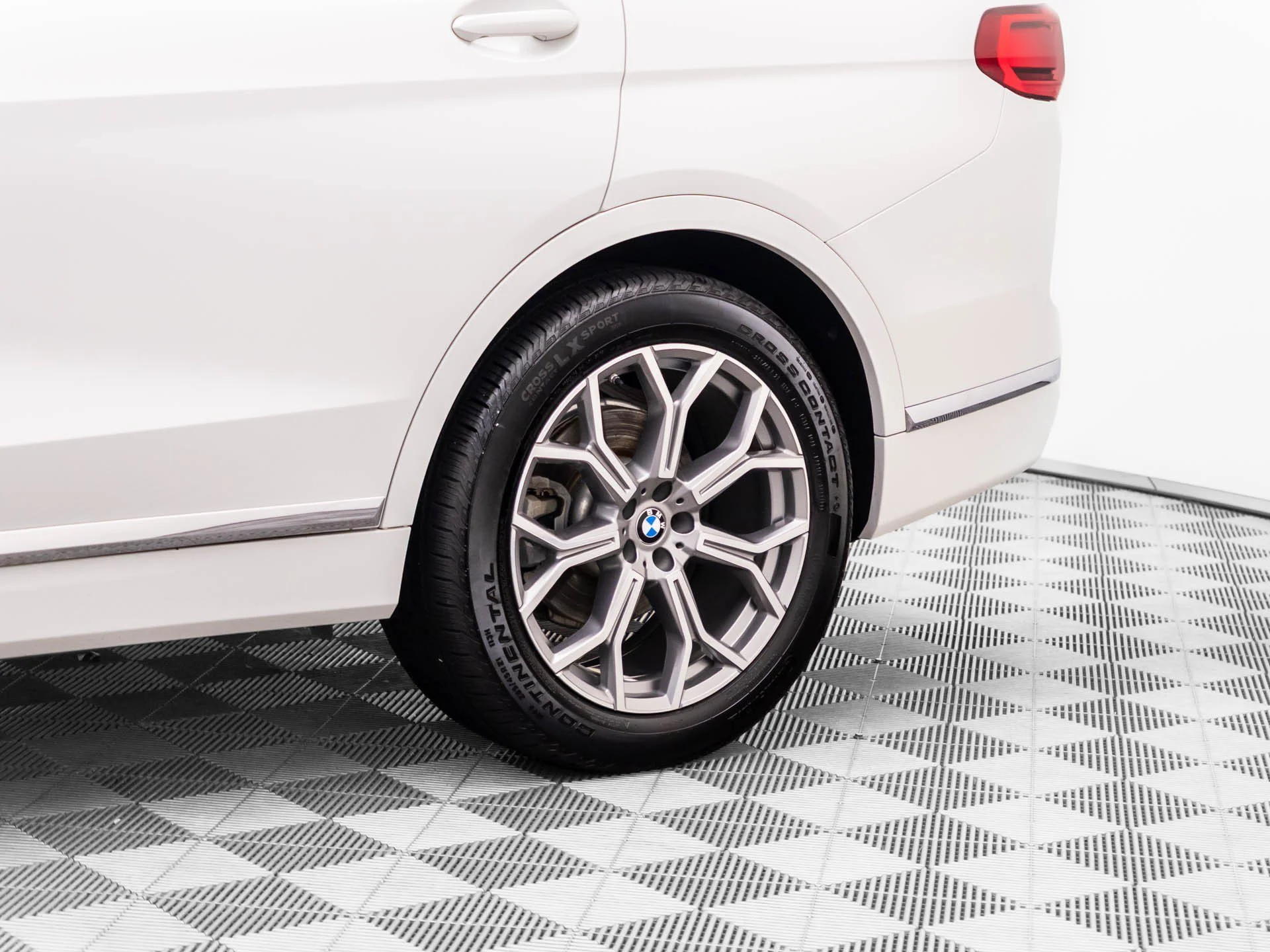 Used 2020 White BMW xDrive40i image 37