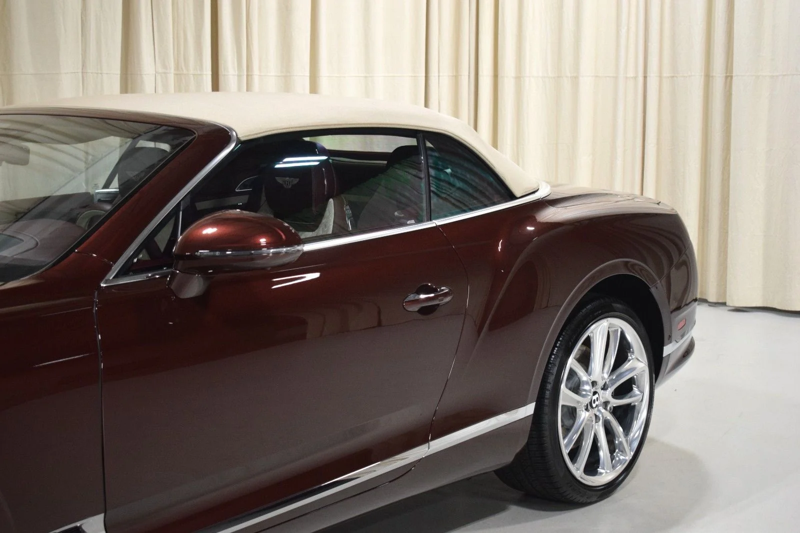Used 2021 Red Bentley  image 8