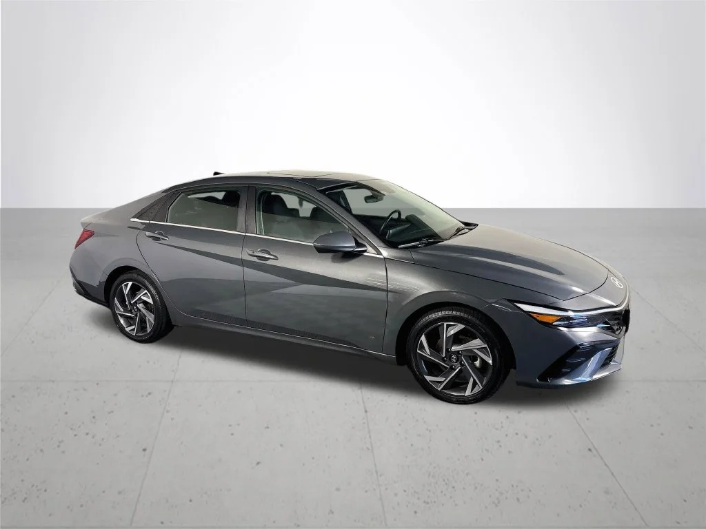 Used 2025 Gray Hyundai SEL Convenience image 4