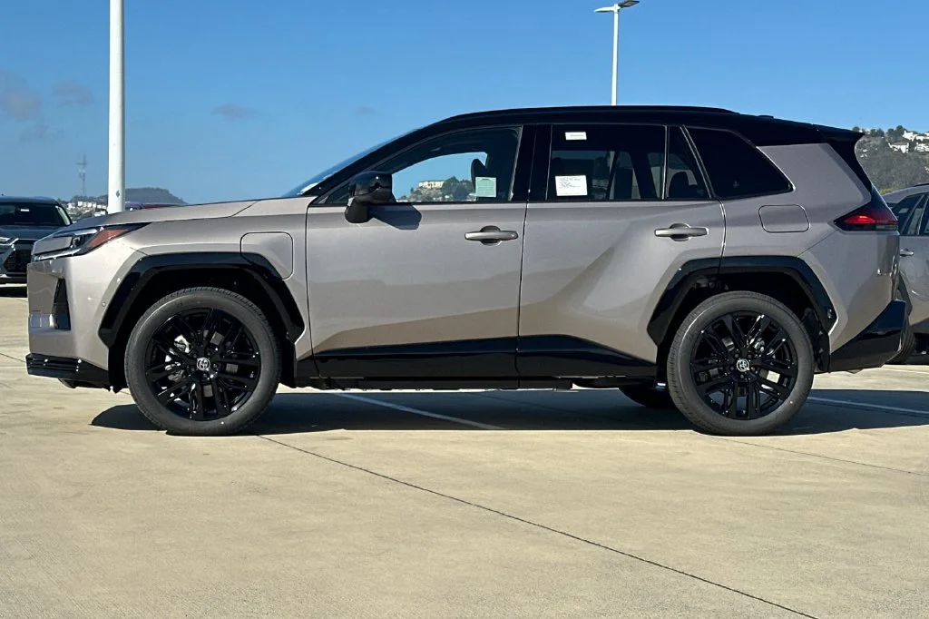 New 2026 Meteor Shower with Midnight Black Metallic roof <sup>1</sup> Toyota  XSE image 7