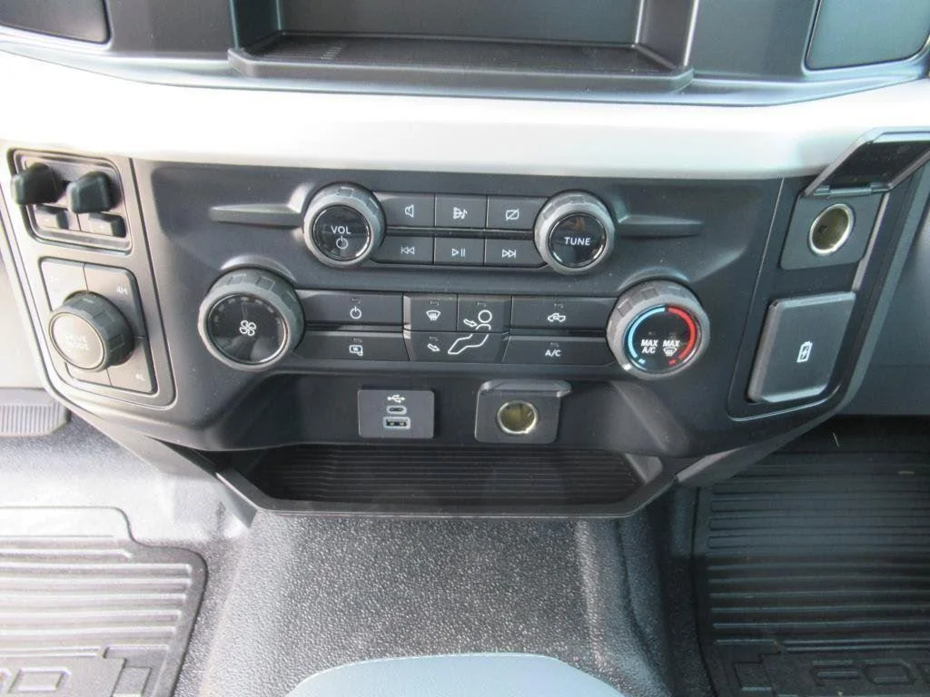 New 2024 Oxford White Ford F-250® XL image 21