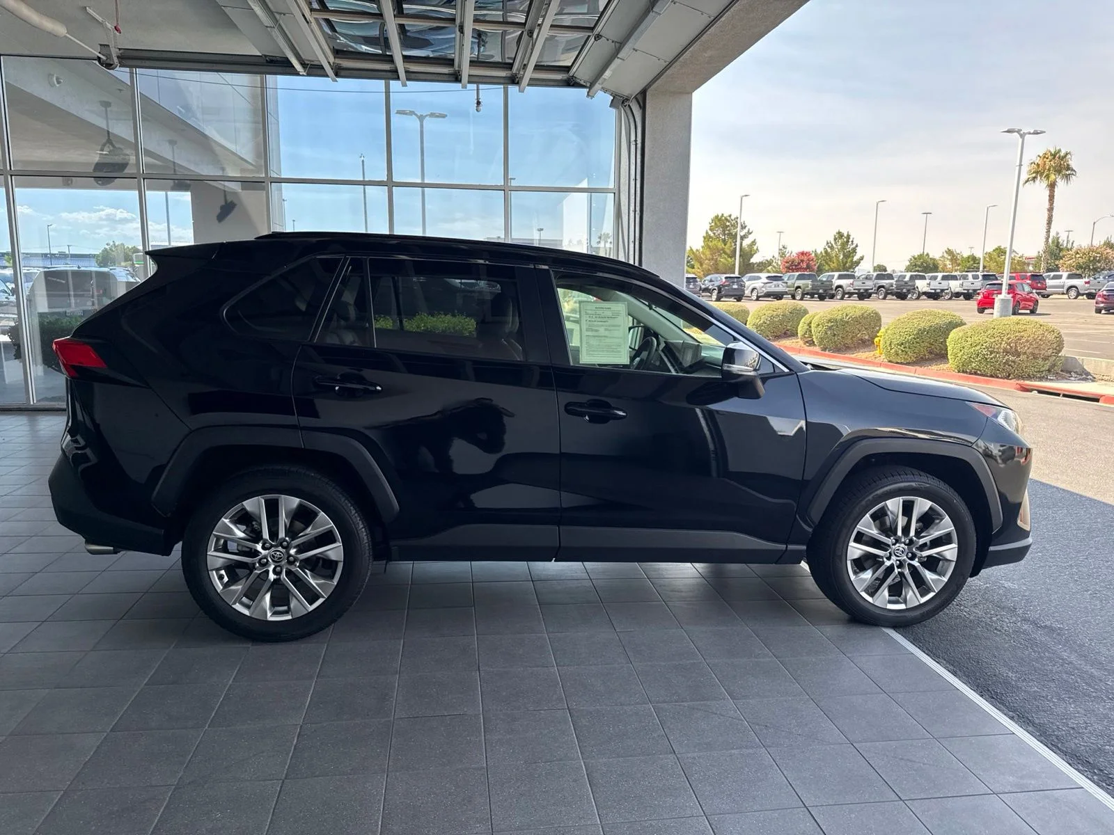 Used 2020 Midnight Black Metallic Toyota XLE Premium image 4