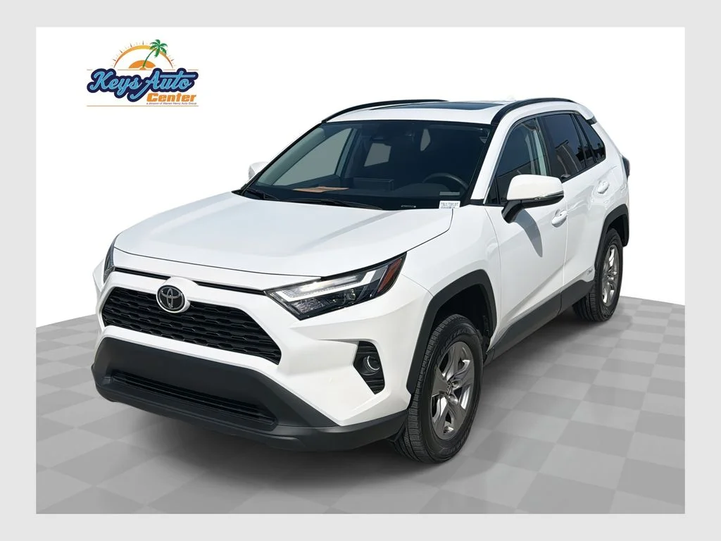 Used 2025 White Toyota XLE image 1