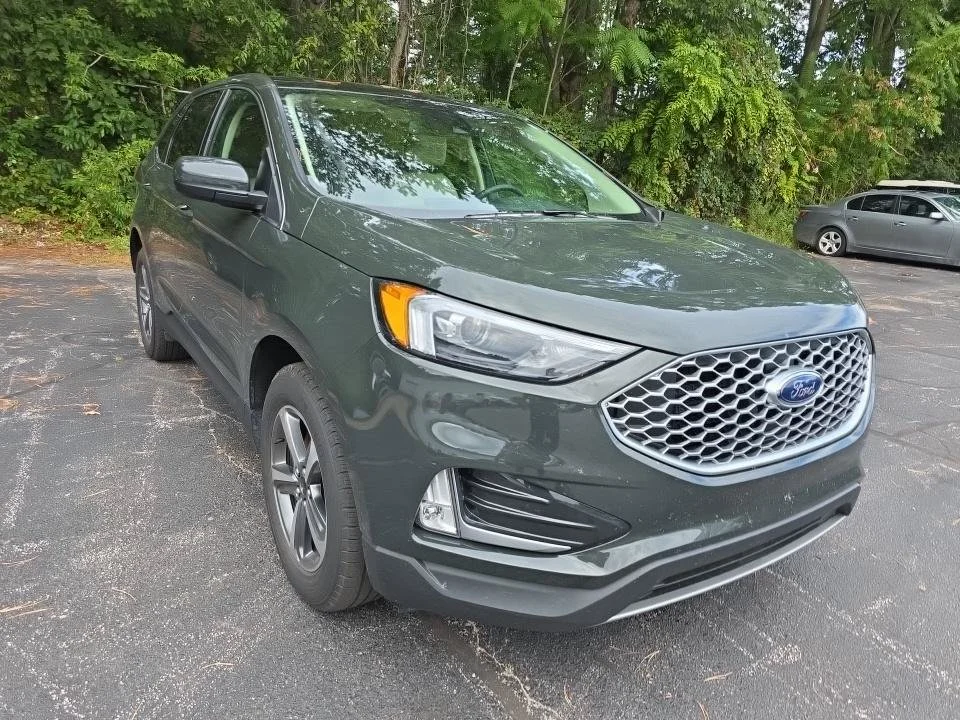 Used 2023 Green Ford SEL image 2