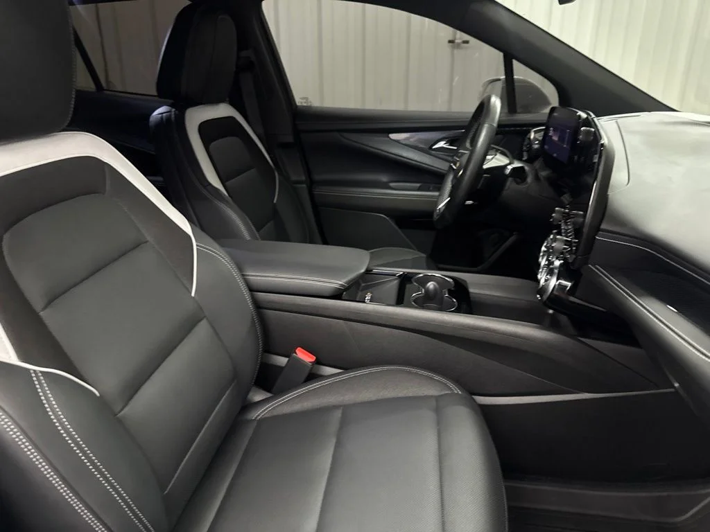 Used 2024 Summit White Chevrolet LT image 19