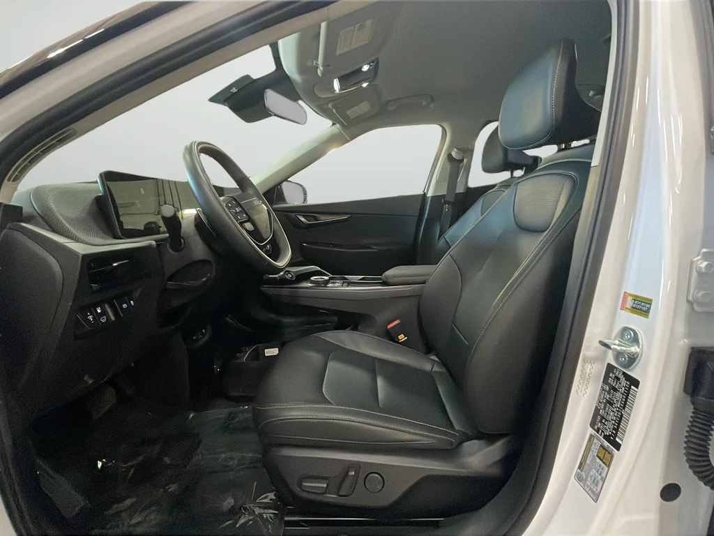 Certified Used 2025 White Kia Wind image 10