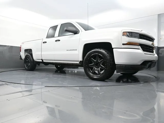Used 2016 White Chevrolet Custom image 20