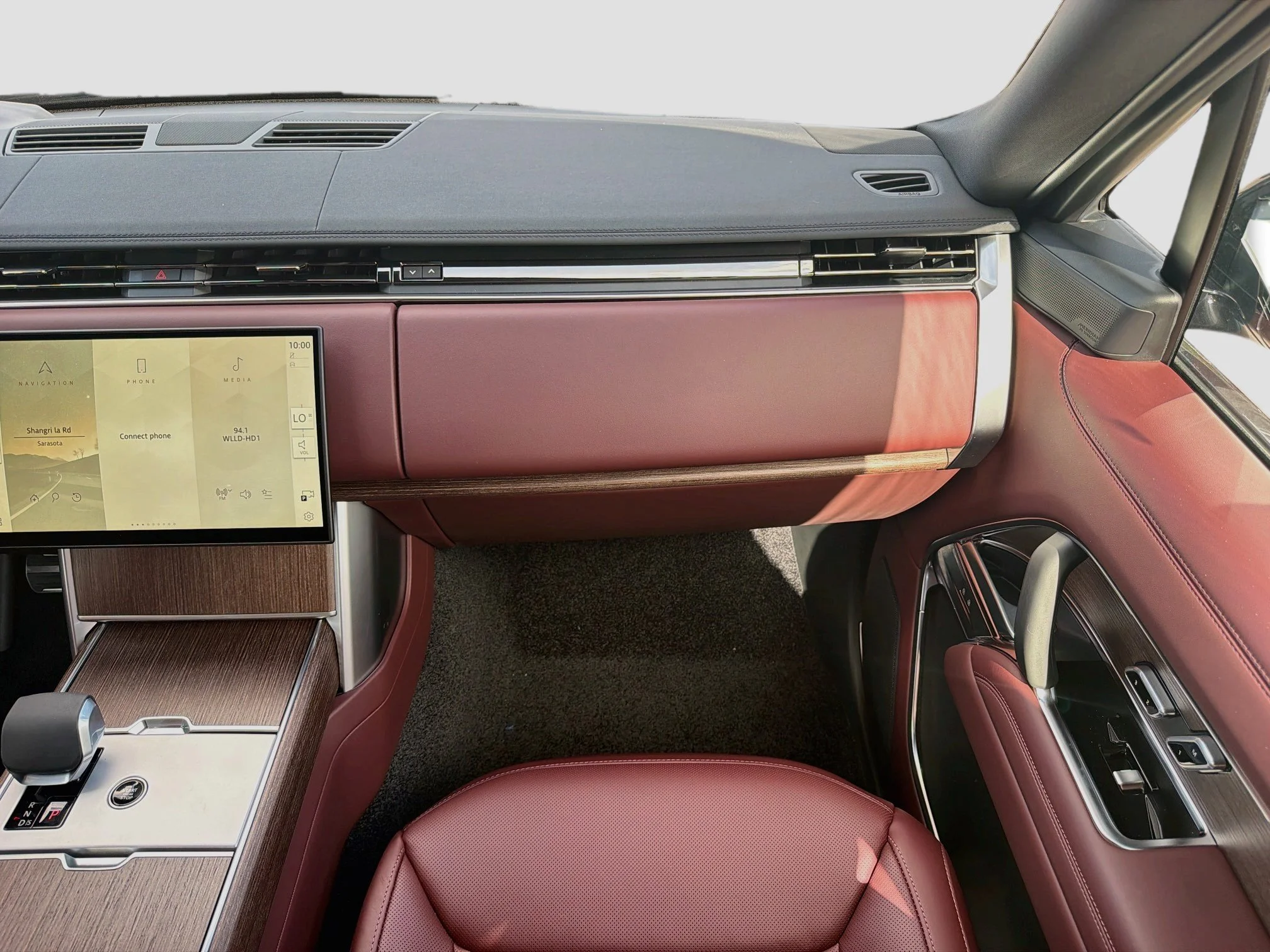 New 2026 Carpathian Grey Land Rover SE image 19