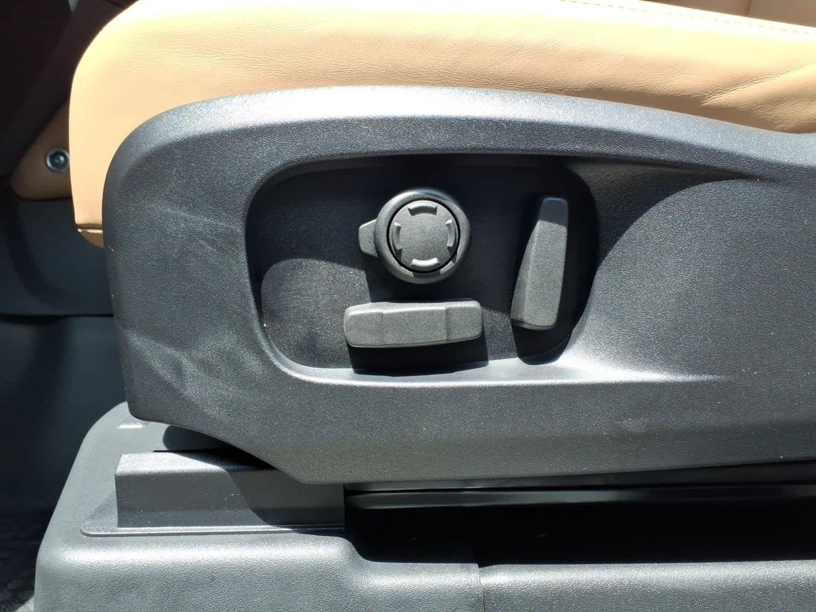 New 2026 Woolstone Green Land Rover X-Dynamic SE image 18