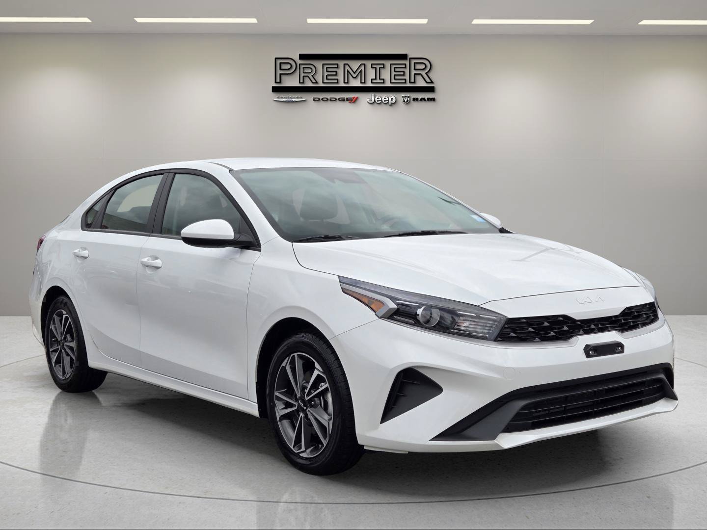 Used 2024 Snow White Pearl Kia LXS image 3
