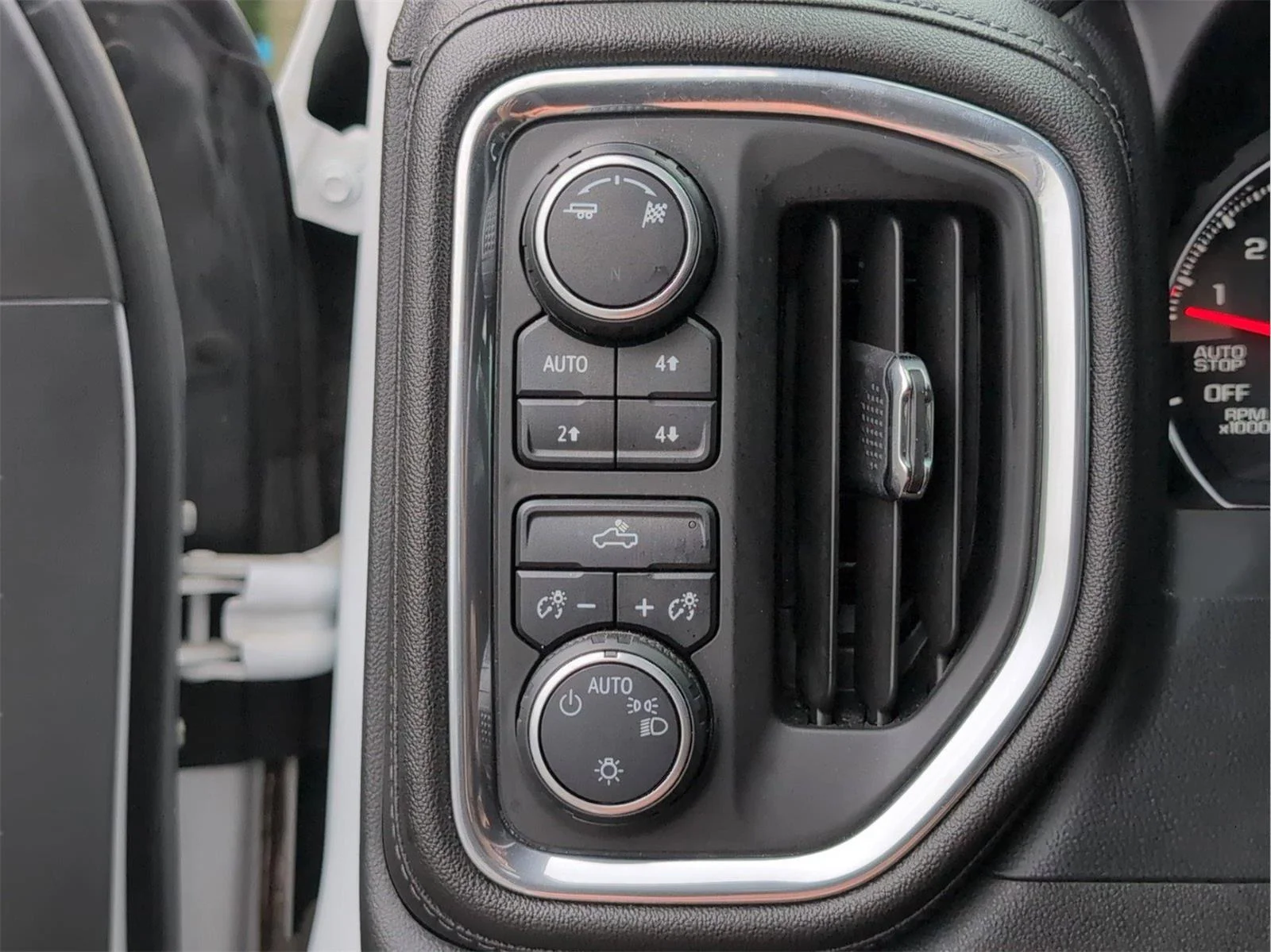 Used 2019 SUMMIT WHITE Chevrolet LT image 26