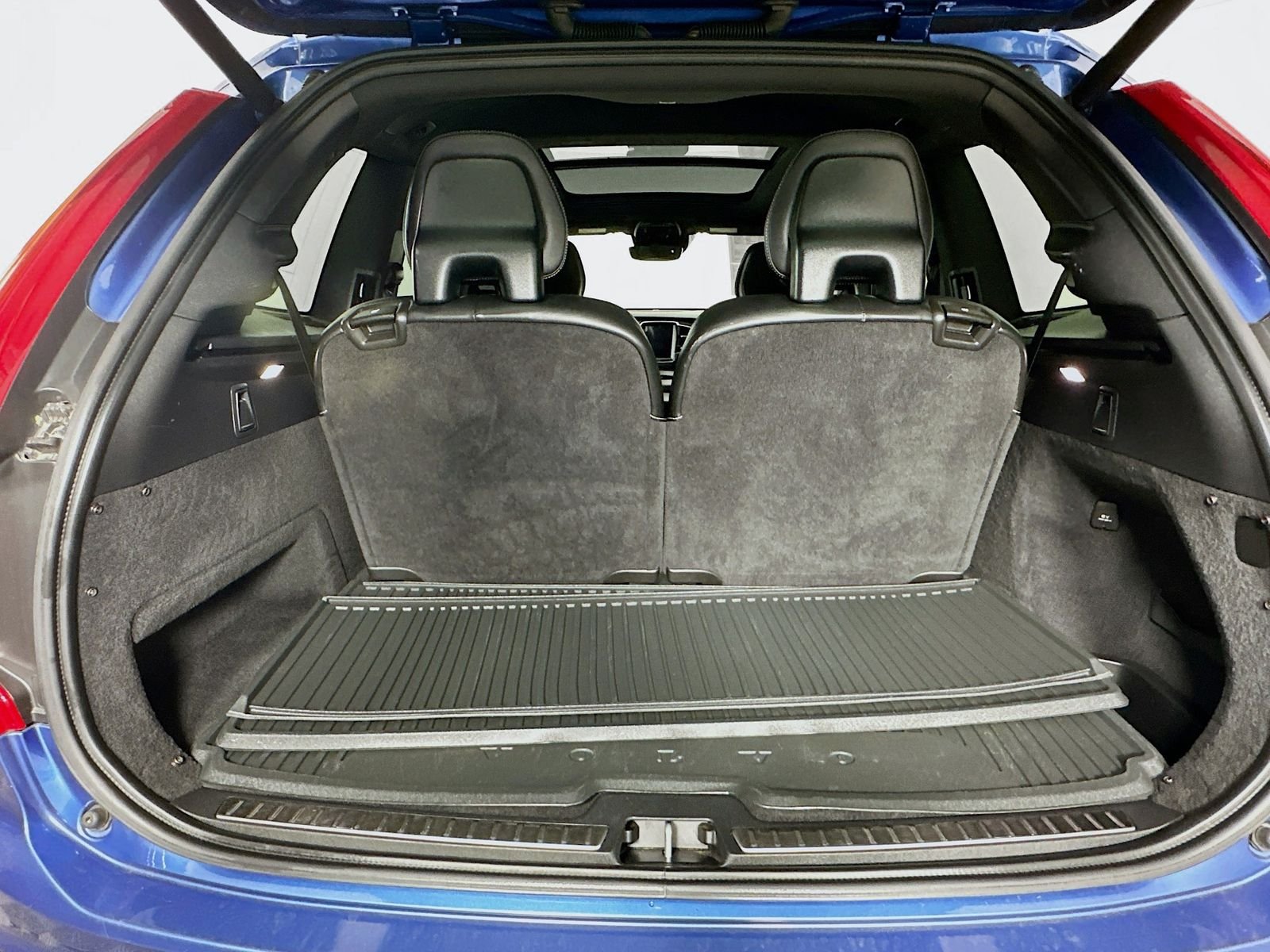Used 2019 Blue Metallic Volvo T6 R-Design image 28