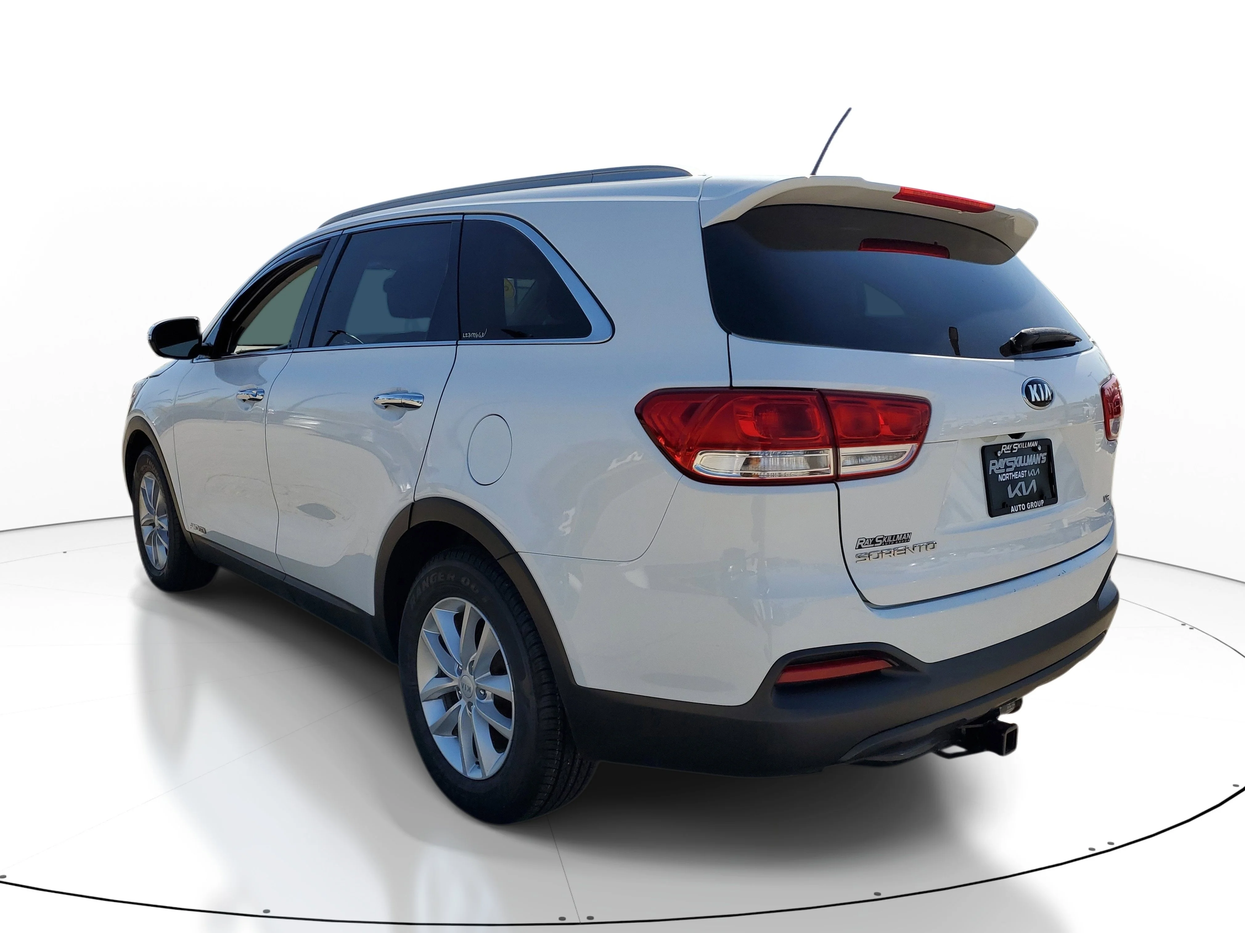 Used 2018 Snow White Pearl Kia LX V6 image 4