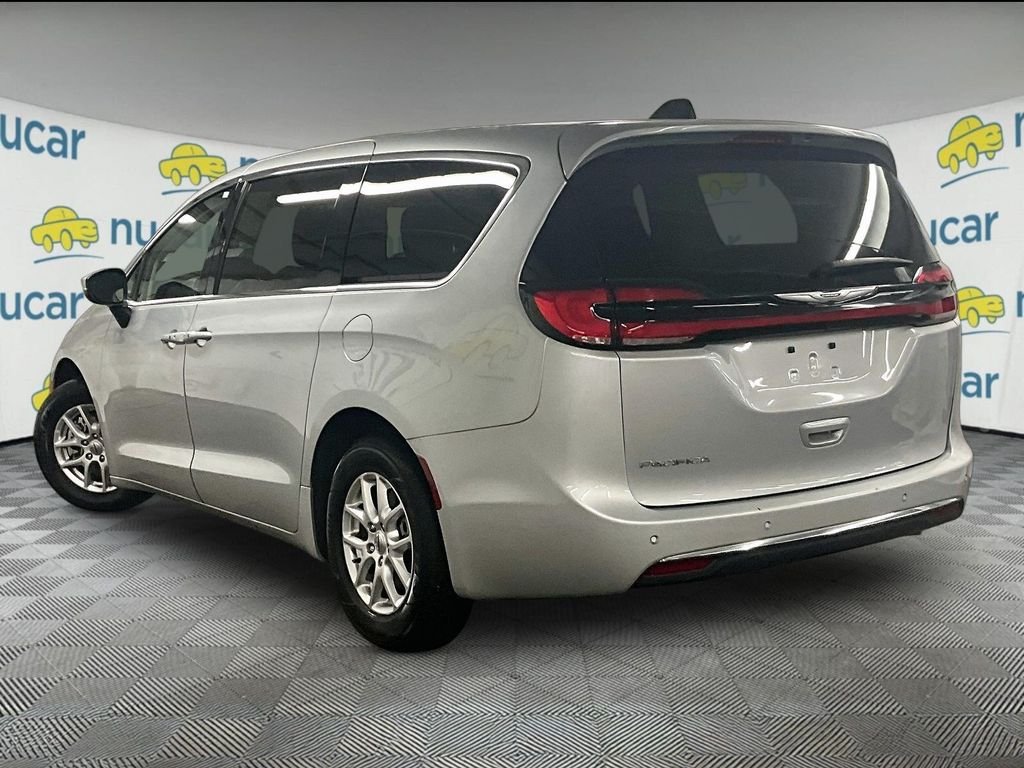 Used 2023 Silver Chrysler Touring L image 4