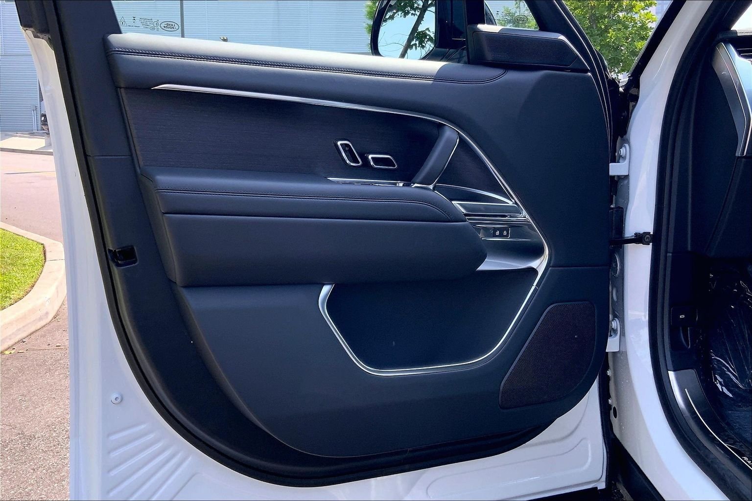 New 2026 Fuji White Land Rover SE 7 Seats image 10