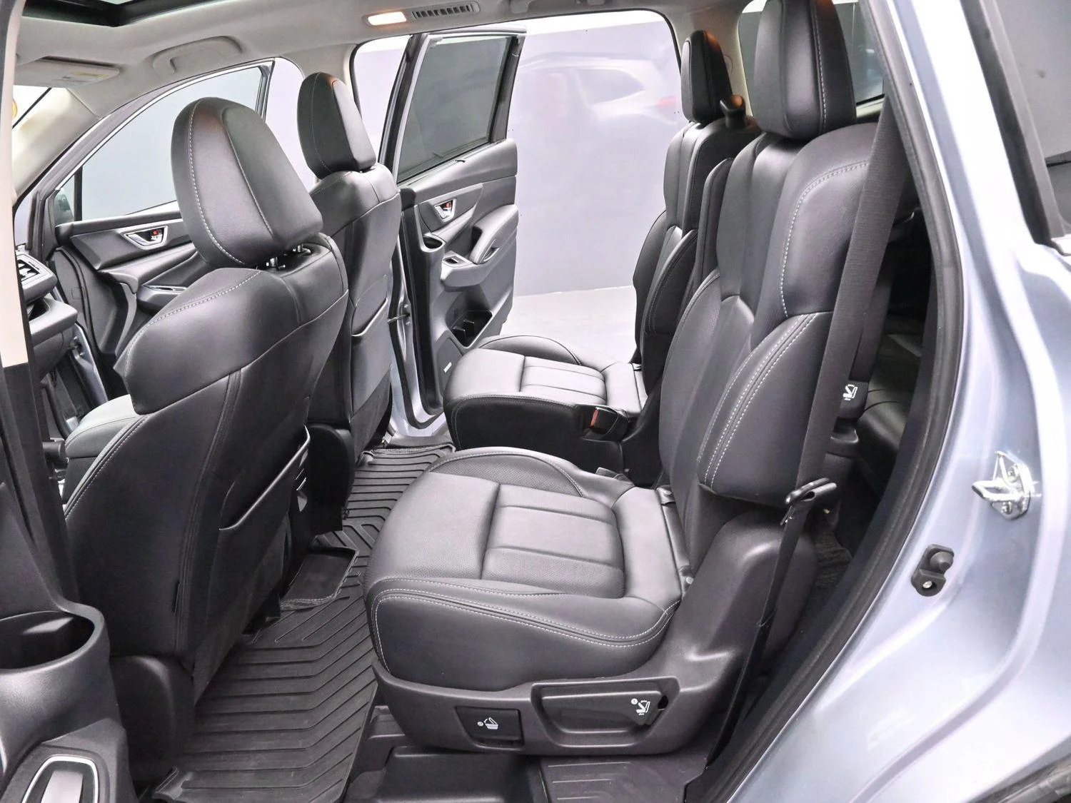Used 2023 Ice Silver Metallic Subaru Limited image 28