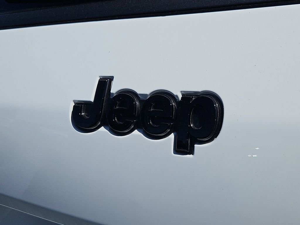 New 2026 Bright White Clear-Coat Exterior Paint Jeep Limited image 25