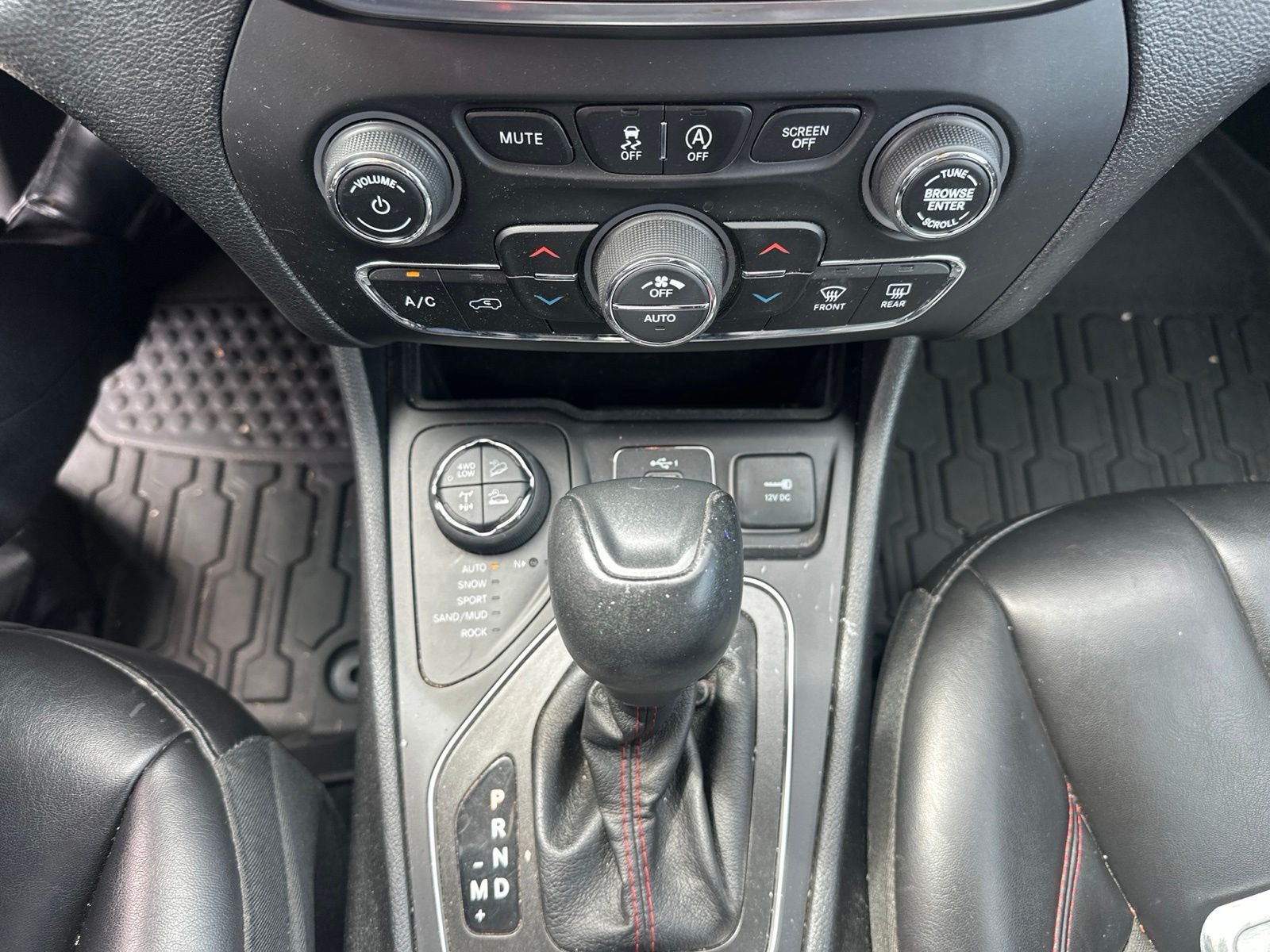 Used 2019 Diamond Black Crystal Pearlcoat Jeep Trailhawk image 33
